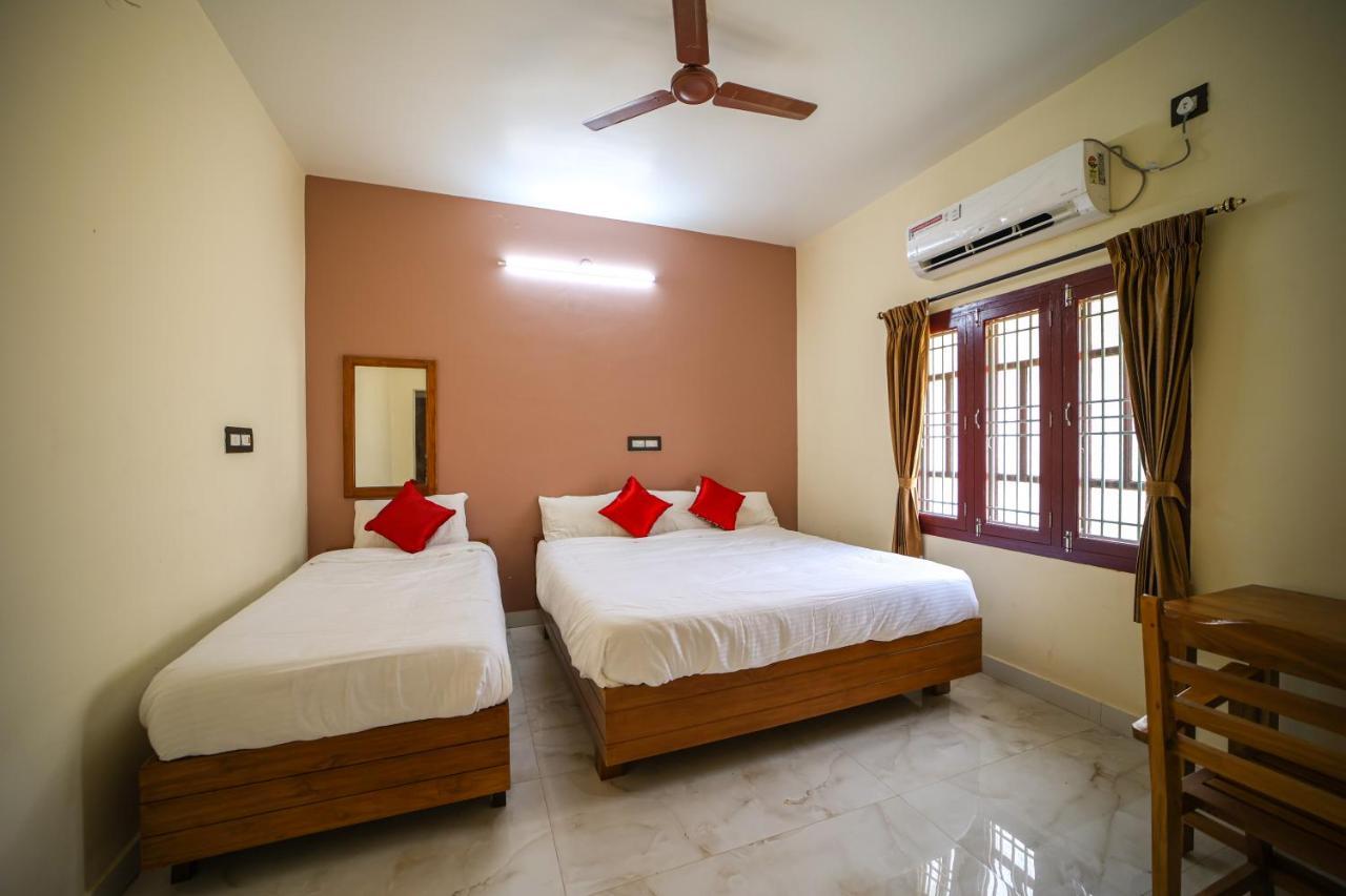 The Pothigai Palace Hotel Kuttālam Exterior foto